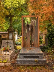 Cmentarz Rakowicki w Krakowie w deszczowy, jesienny dzień