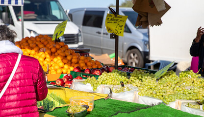 Orangen und Weintrauben auf einem Bauernmarkt