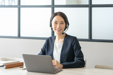 ビジネス・女性・ヘッドセット