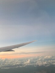 Fototapeta premium coucher de soleil au dessus des nuages 