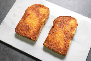 Sizzler bread crispy cheese bread. Sprinkle parmesan cheese grilled on the pan, a little crispy, juicy, heavy butter, full of cheese. 