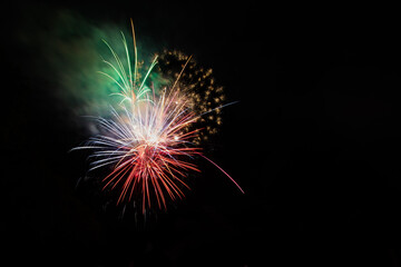 
Feux d'artifice colorés de différentes couleurs sur le ciel nocturne. Beau fond abstrait