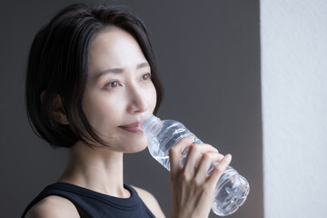 スポーツやフィットネス、エクササイズで水を飲む女性　クローズアップ