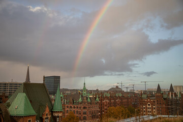 Regenbogen über Hamburg