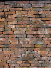 積み上げたレンガの古い壁
