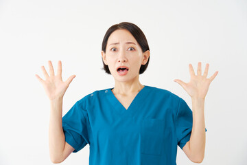 驚く女性の医者　白背景