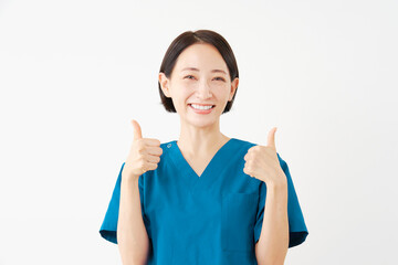 両手でグッドポーズをする女性の医者　白背景