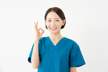 OKサインをする女性の医者　白背景