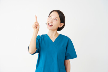 上方向を指差す女性の医者　白背景
