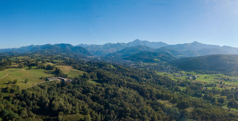 Fototapeta na wymiar Pyrénées, vallée en Bigorre et pic du midi