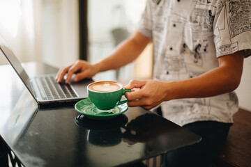 Obraz na płótnie Canvas Drink hot coffee in a green mug