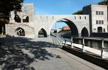 Tournai. Vue sur le quai Notre-Dame, le canal de l'Escaut et le pont des trous	 - obrazy, fototapety, plakaty