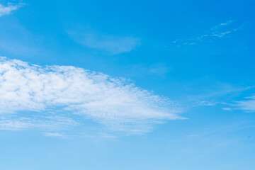 Naklejka na ściany i meble 雲が流れる晴れの日の青空