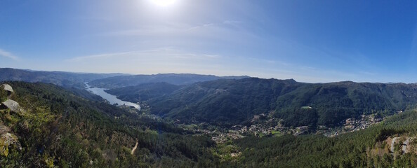 Fototapeta na wymiar Vue panoramique sur le parc national de Peneda Geres coté Portugal