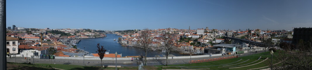 Fototapeta na wymiar Vue panoramique sur Porto depuis le jardim do Morro à Vila nova de Gaia