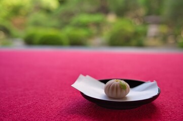 和菓子、冷えた日本の抹茶のある伝統的な古い日本家屋と日本庭園
