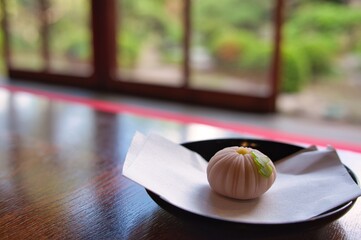 和菓子、冷えた日本の抹茶のある伝統的な古い日本家屋と日本庭園