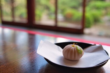 和菓子、冷えた日本の抹茶のある伝統的な古い日本家屋と日本庭園