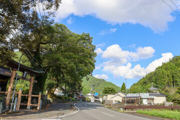 パワースポットの神社と秋晴れ