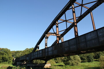 Alte Eisenbahnbrücke über einen Fluss in Deutschland  - 655303291