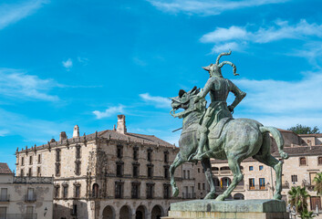 Obraz premium Vista de la plaza mayor de la villa de Trujillo con el monumento conmemorativo al conquistador español Francisco Pizarro, España