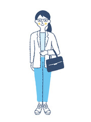 笑顔で立っているメガネの女性　全身