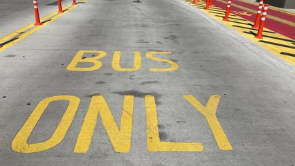 Papier Peint photo autocollant TAXI de new york Bus only lane sign on the road