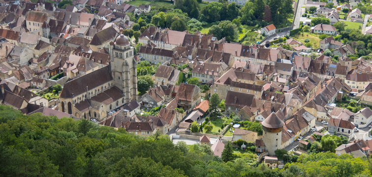 Vue sur Poligny, capitale du Comt&eacute; dans le Jura avec la Coll&eacute;giale Saint-Hippolyte depuis le belv&eacute;d&egrave;re de la roche du P&eacute;nitent
