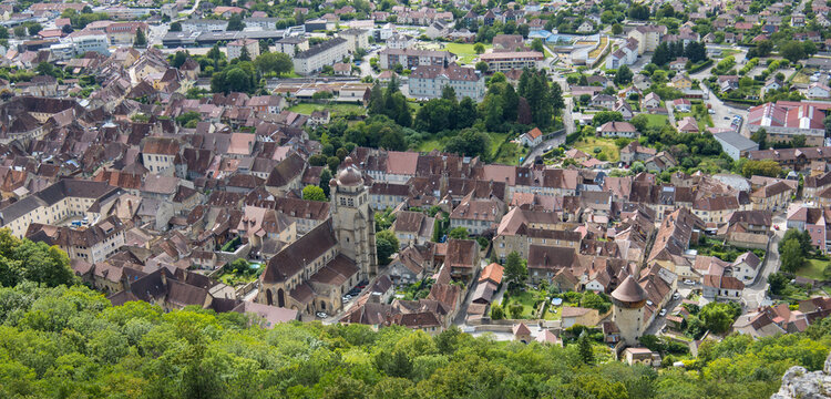 Vue sur Poligny, capitale du Comt&eacute; dans le Jura avec la Coll&eacute;giale Saint-Hippolyte depuis le belv&eacute;d&egrave;re de la roche du P&eacute;nitent