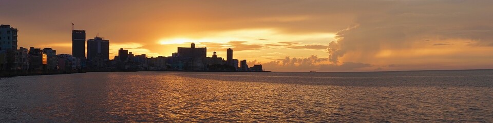 Vista general de un atardecer en La Habana Cuba con el cielo rojo.