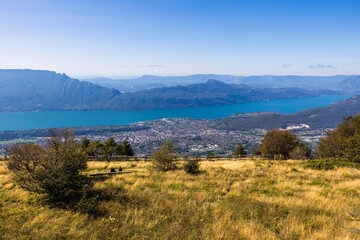 Fototapeta premium Lac du Bourget et ville d’Aix-les-Bains depuis le Belvédère du Mont Revard