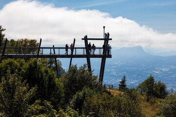 Ponton en bois du Belvédère du Mont Revard, permettant une vue sur le lac du Bourget et la ville...