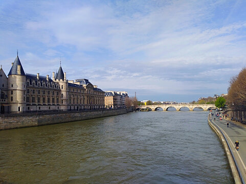 the Pont Neuf bridge and the former palace of La Conciergerie in Paris, France