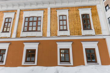 Obraz premium Building and houses in winter season. Snow in city and town architecture