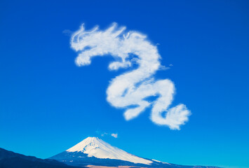年賀状素材　龍の雲と富士山
