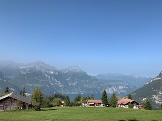 Fototapeta na wymiar Eggberge oberhalb Flüelen / Berge im Kanton Uri mit Blick auf Vierwaldstättersee und Ferienhäuser