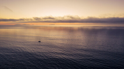 Bote en una puesta de Sol