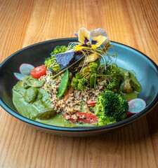 Platos de comida vegana en un restaurante saludable. acompañado de vegetales frescos y opciones...