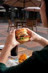 Fotografias de una hambuguesa con huevo, queso, carne y tomanes. by Yuri Ugarte Cespedes