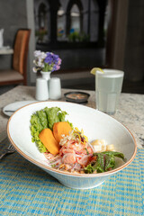 Plato de ceviche peruano en la mesa de un restaurante criollo.