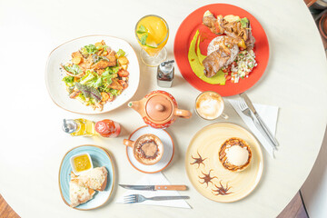 Desayuno americano, desayuno ingles y desayuno continental en hotel de lujo para turistas.