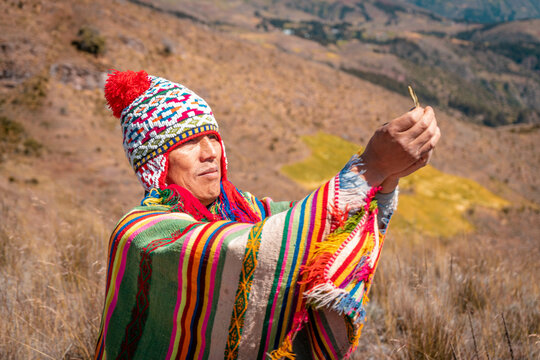 Agricultor en los andes del Per&uacute;, haciendo un pago a la tierra.