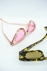 Lentes de sol, con fondo blanco ideal para montajes. modelos divertidos y juveniles, By Yuri Ugarte