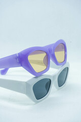 Lentes de sol, con fondo blanco ideal para montajes. modelos divertidos y juveniles. de colores