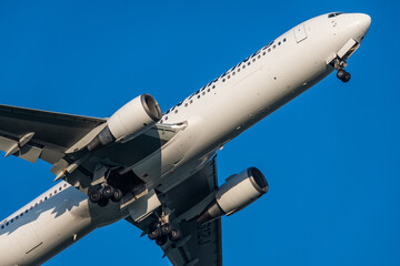 東京の空港から離陸する飛行機