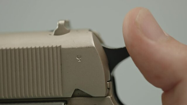 Finger pulling back hammer of pistol