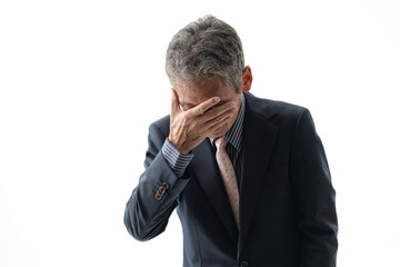 顔を抑えて泣く男性