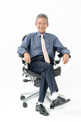 スーツ姿のシニア男性