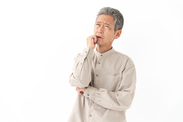 悩むシニア男性