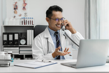 Obraz premium Male medicine doctor, physician or practitioner involved in cellphone call conversation giving professional consultation to patients. Medic tech concept.